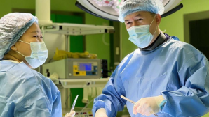 Нейрохирурги в Мангистау успешно провели редкую операцию по лечению гемифациального спазма