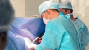 Алматинские врачи спасли жизнь пациентке после падения с 4-го этажа