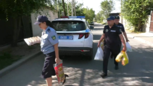 Полицейские помогли многодетной алматинке собрать детей в школу