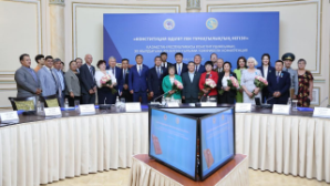 К 30-летию Конституции группа алматинцев награждена от имени Президента 