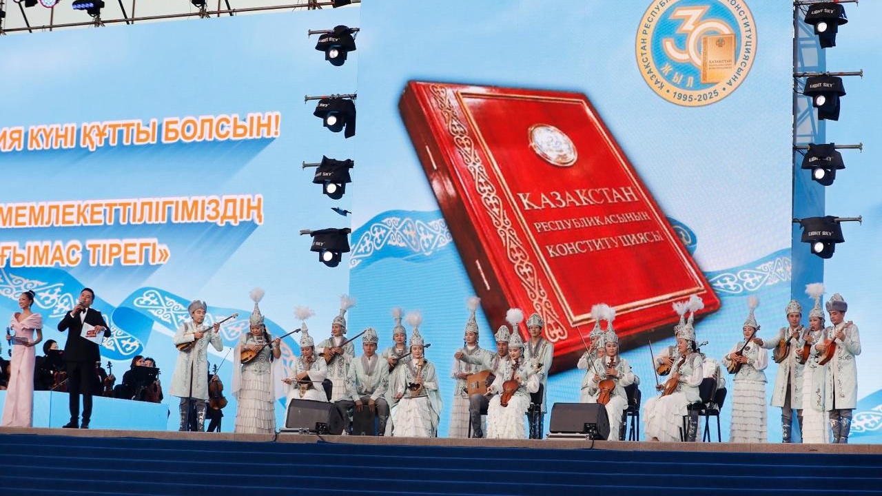  Более 10 тыс. зрителей собрались на концерт в честь Дня Конституции в Алматы