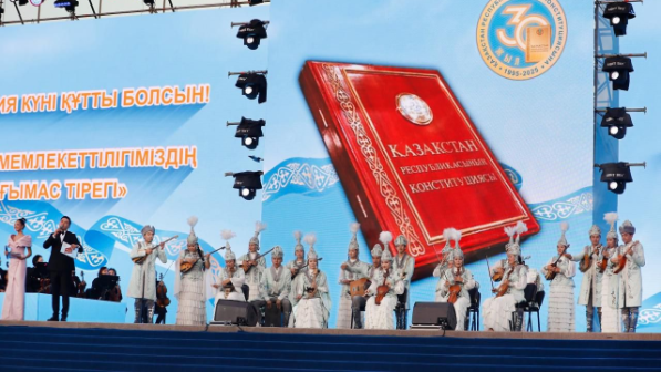  Более 10 тыс. зрителей собрались на концерт в честь Дня Конституции в Алматы