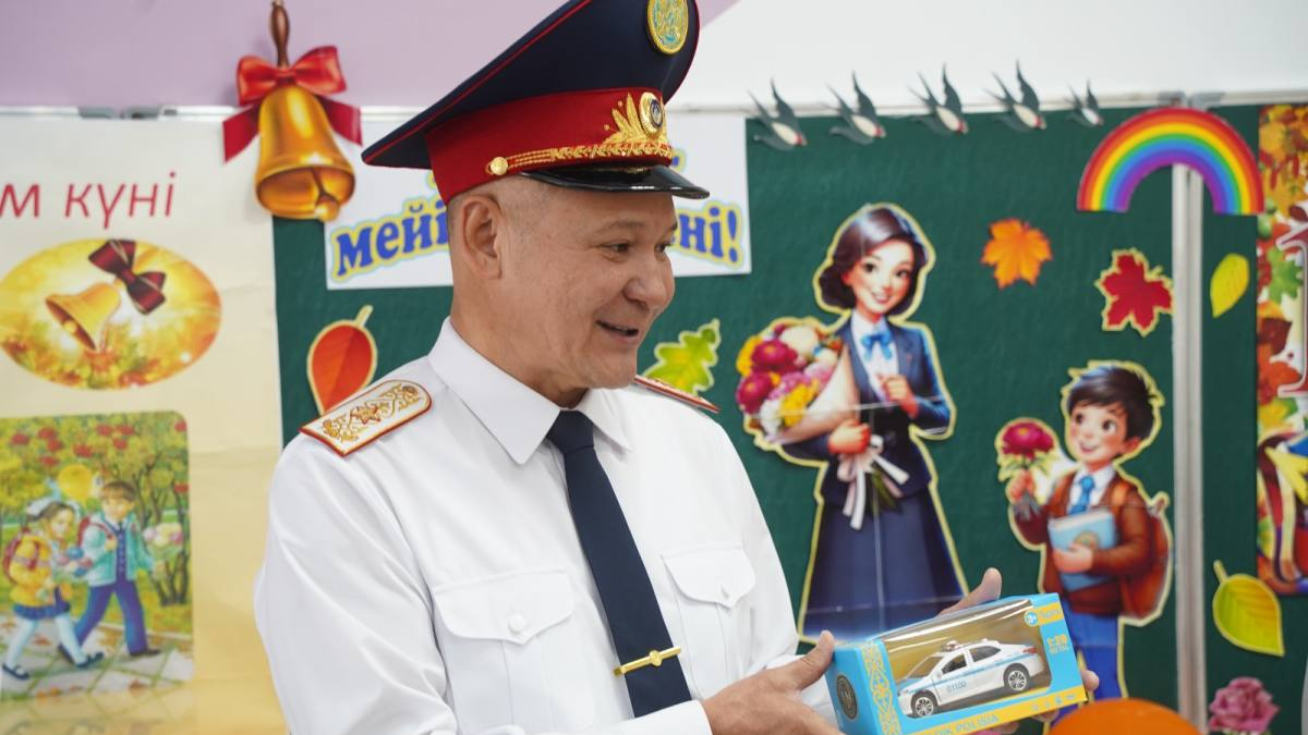 Полиция напомнила школьникам о правилах безопасности в День знаний в Алматы