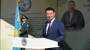 Аким Алматы поздравил школьников с Днем знаний и открыл новые школы