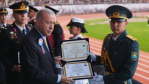 Эрдоган вручил диплом офицеру Национальной гвардии МВД РК