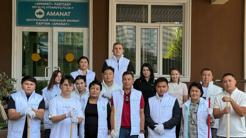 Члены партии «AMANAT» провели экологическую акцию «Таза бейсенбі» в Алматы