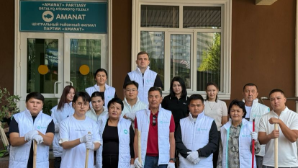 Члены партии «AMANAT» провели экологическую акцию «Таза бейсенбі» в Алматы