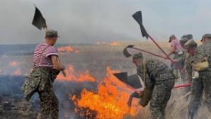 Гвардейцы пришли на помощь в борьбе с пожаром в Костанайской области