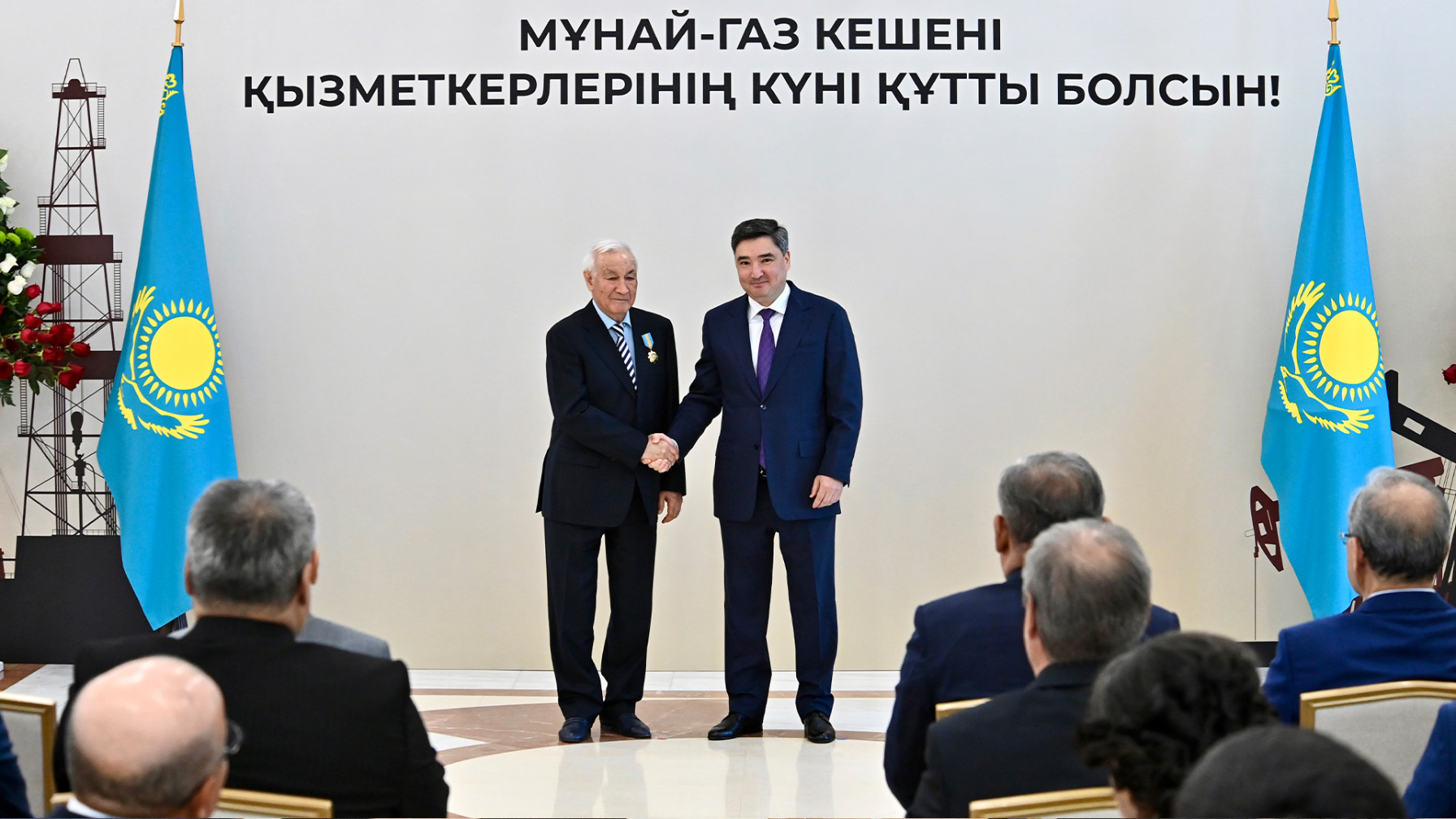 Олжас Бектенов от имени Президента вручил госнаграды работникам нефтегазовой отрасли