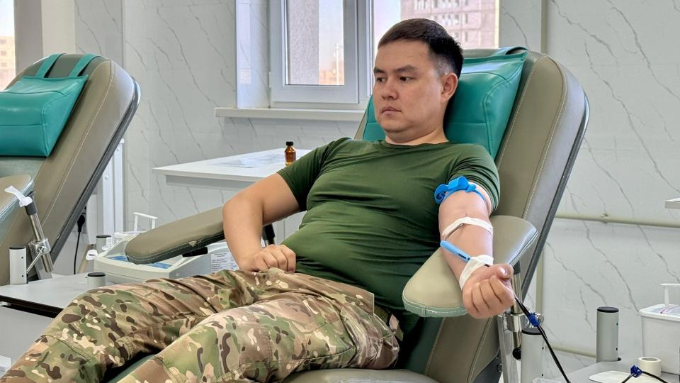 Спасатели МЧС сдают кровь в рамках акции «30 добрых дел»