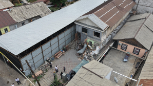 В Алматы сносят незаконный банный комплекс 