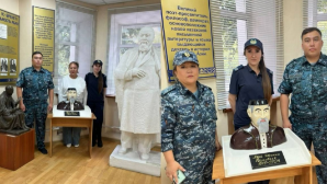 Бюст Абая, созданный осужденными, передан в музей города Абай