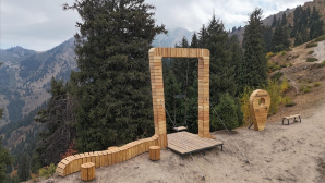 В Алматы завершили реконструкцию легендарных качелей у пика Фурманова