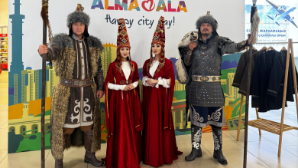 Более 5 тысяч гостей получили алматинские апорты в аэропорту в честь Дня города