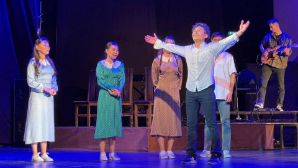 Год рабочих профессий: в Астане поставили новую интерпретацию пьесы «Жолы болғыш жігіт»