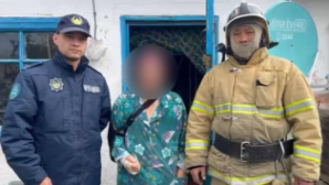 Участковый спас пожилую женщину, запертую в доме в области Абай