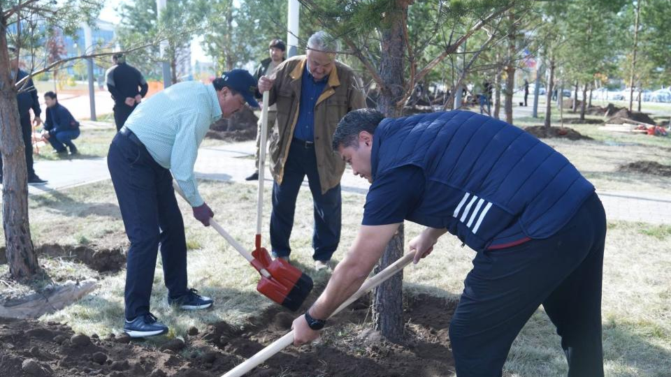 «Таза Қазақстан»: в Астане прошел субботник с участием министра экологии