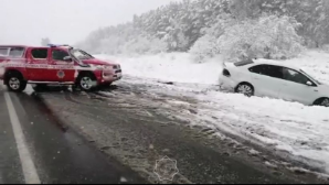 Спасатели помогли извлечь автомобиль, съехавший с трассы вблизи Костаная