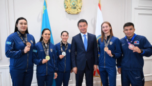 Алматинских чемпионок наградили денежными сертификатами за победу на чемпионате мира по боксу в Ливерпуле