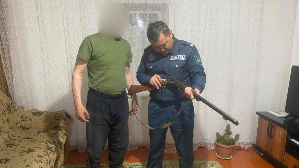 Полиция проверяет владельцев оружия в области Абай