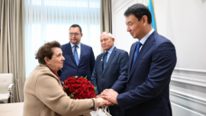 Аким Алматы поздравил ветеранов с Международным днем пожилых людей