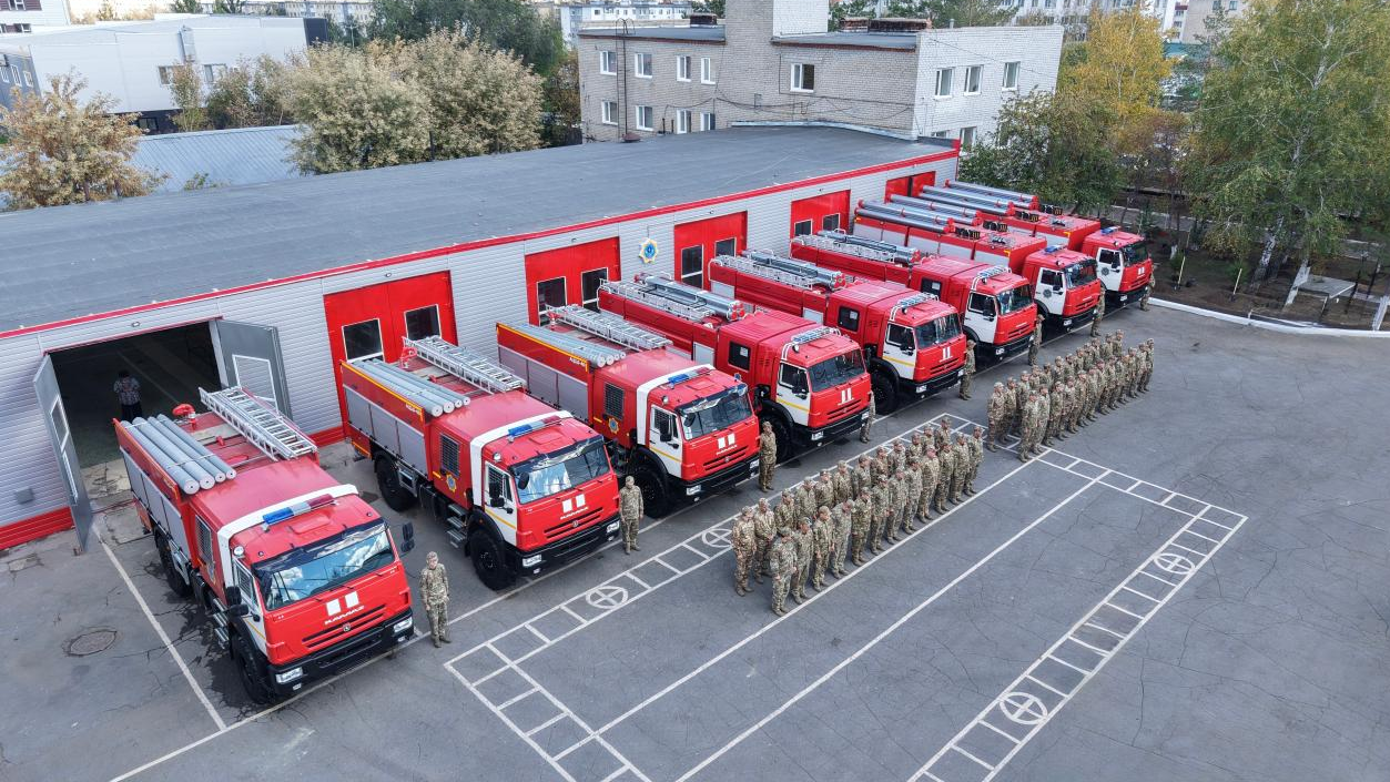 Глава МЧС вручил костанайским спасателям ключи от новой пожарной техники