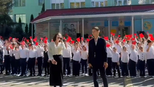 Более двух тысяч учеников посвятили песню всем педагогам Казахстана