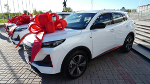 В Туркестанской области четырем чемпионам мира вручили ключи от автомобилей 