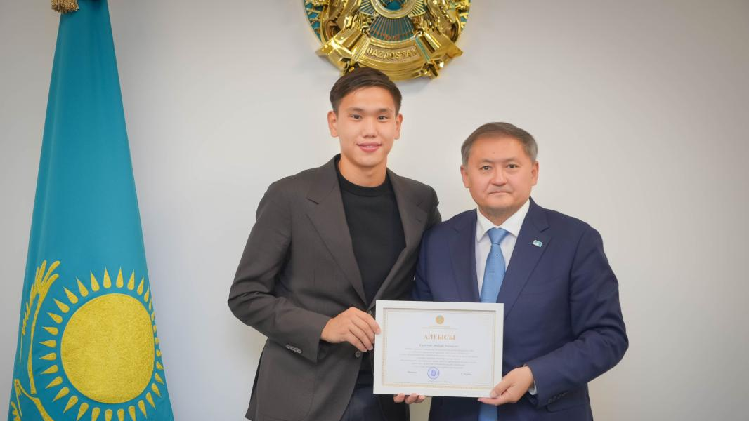 Юному спортсмену Шерхану Калмурзе был вручен ректорский образовательный грант
