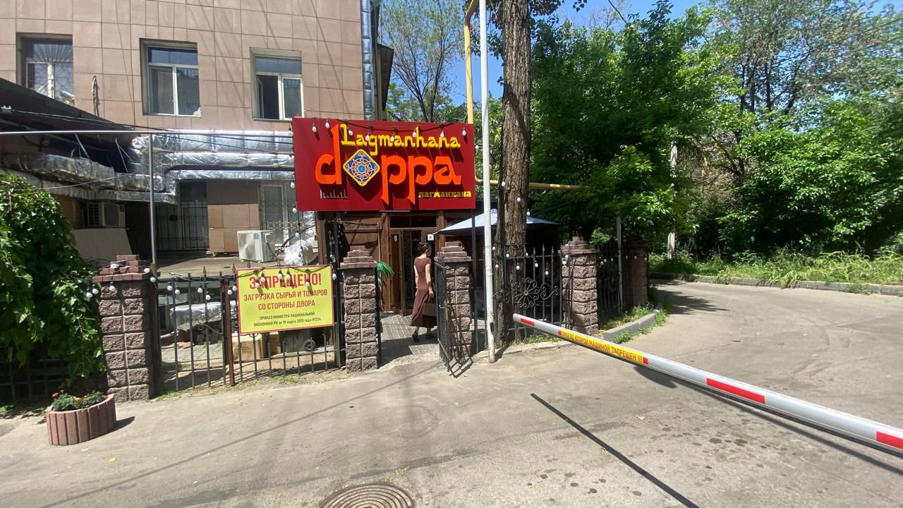 В Алматы снесли очередную незаконную пристройку 