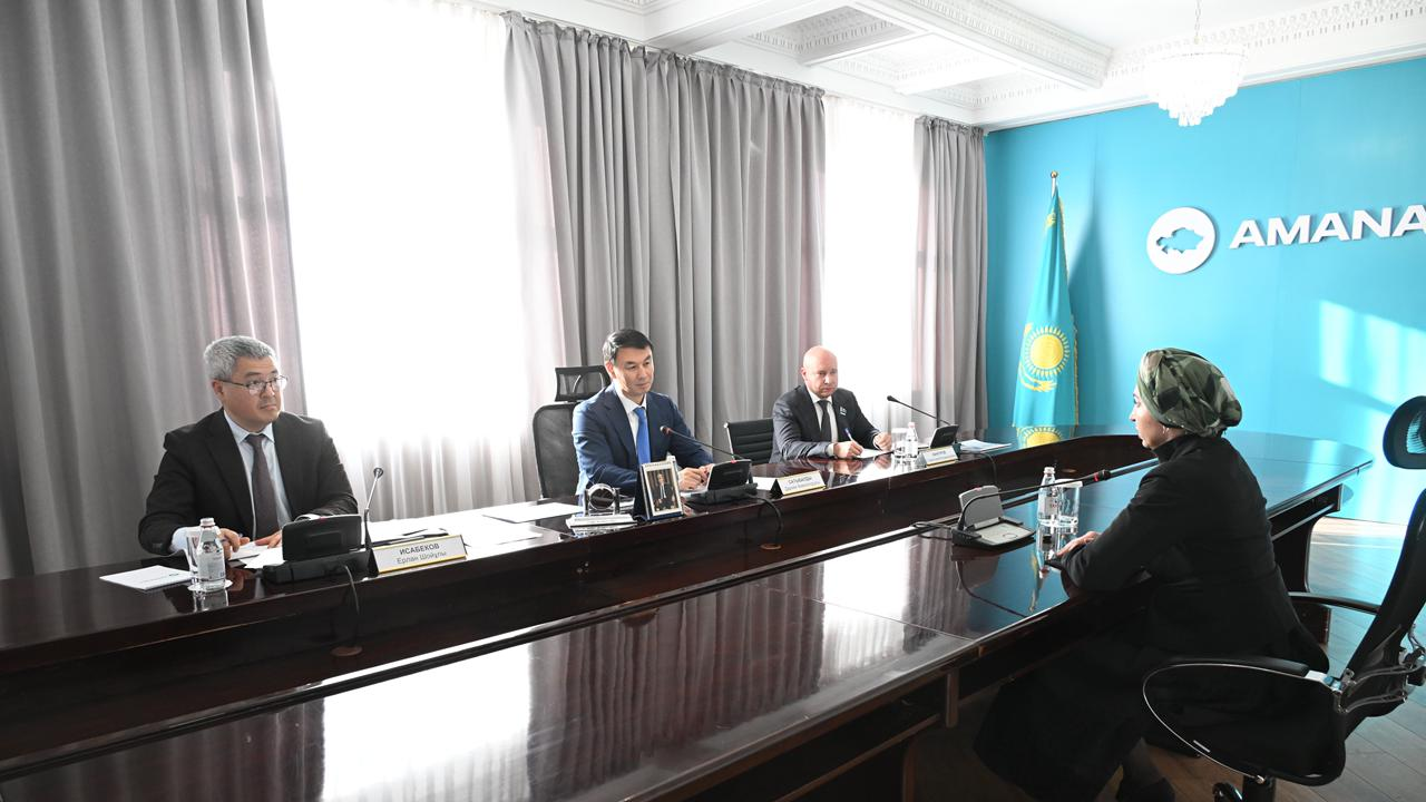 Аким Алматы провел личный прием граждан на площадке партии AMANAT