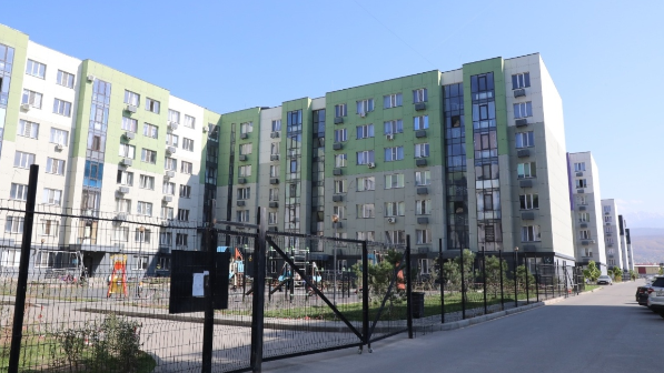 После встречи с Дарханом Сатыбалды в Турксибском районе наладили отопление, канализацию и освещение