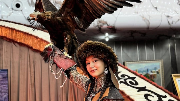 Девушка-беркутчи из Алматы возрождает древние традиции казахского народа 