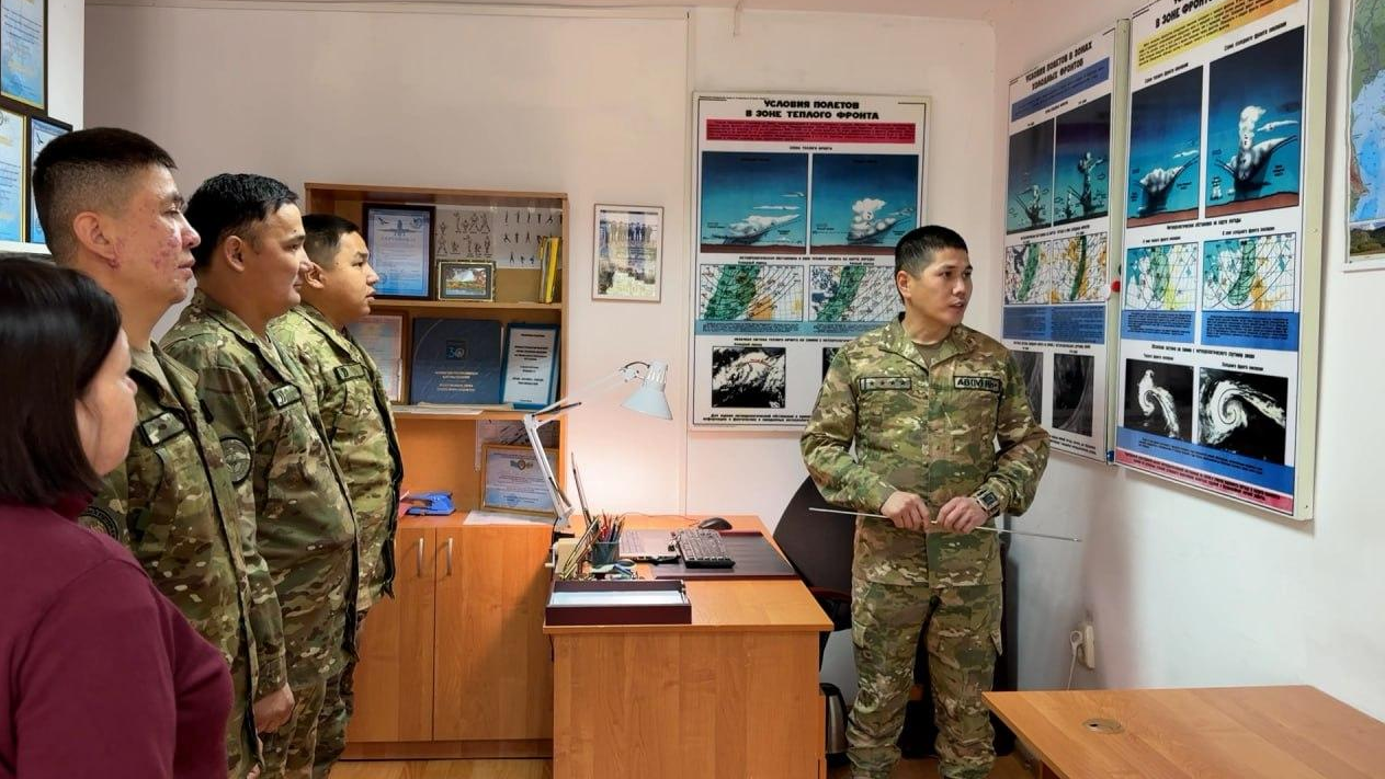 В Казахстане военные метеорологи изучают современные методы прогнозирования погоды