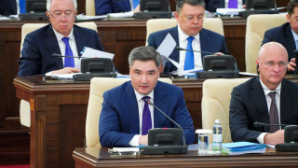 В Мажилисе Парламента РК проходит пленарное заседание с участием Премьер-министра Олжаса Бектенова и членов Правительства