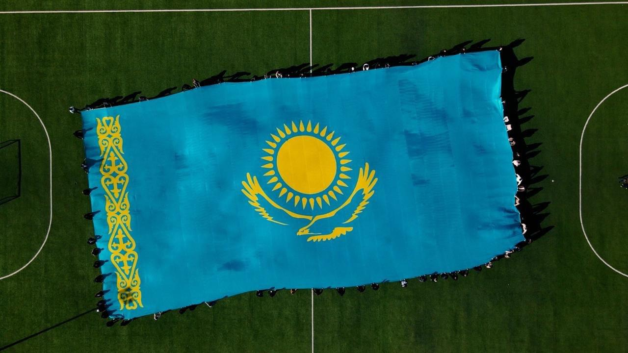 Учащиеся столичной школы по-особенному поздравили с Днем Республики