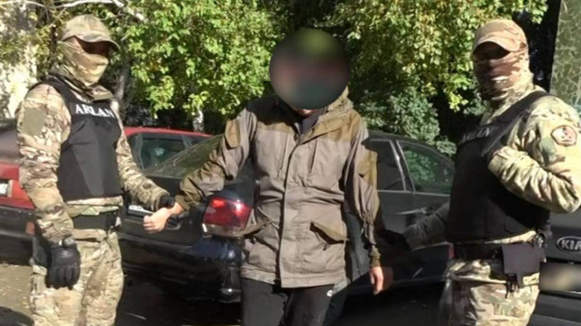 С двумя тысячами доз мефедрона задержали мужчину в ВКО  