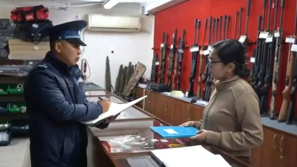 Оружейные магазины проверяют полицейские в Атырау