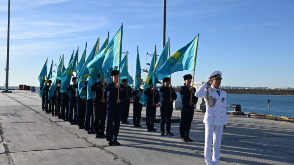 Военные моряки пронесли по Каспийскому морю Государственный флаг Казахстана
