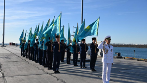 Военные моряки пронесли по Каспийскому морю Государственный флаг Казахстана