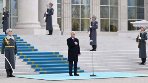 Президент принял участие в церемонии поднятия Государственного флага
