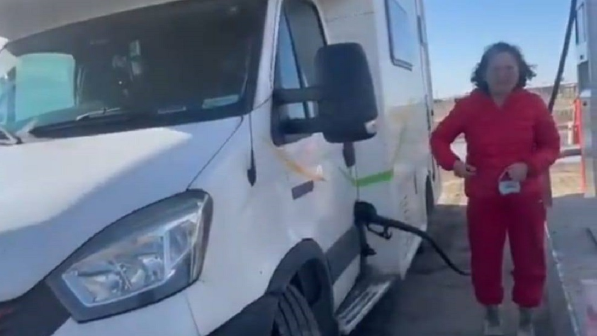 Полицейский в Атырауской области помог туристке из Китая