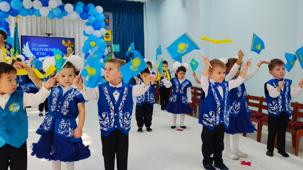 Фоторепортаж: маленькие граждане большой страны поздравляют с Днём Республики 