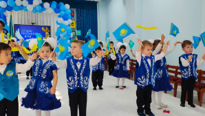 Фоторепортаж: маленькие граждане большой страны поздравляют с Днём Республики 