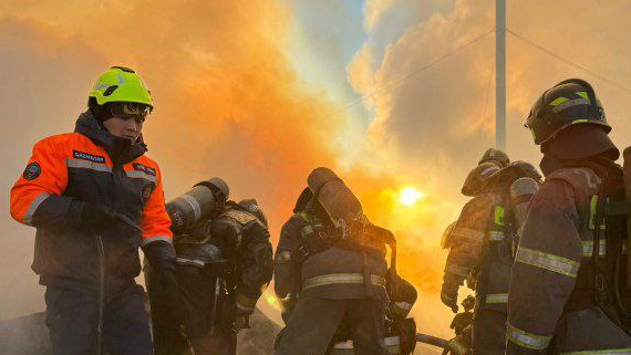 В Астане потушили крупный пожар на производстве газоблоков