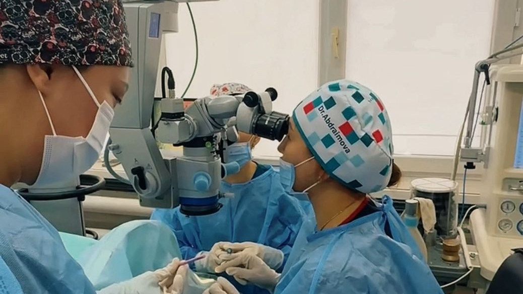 Офтальмологи Центральной городской клинической больницы Алматы вернули зрение двум пациентам благодаря трансплантации роговицы