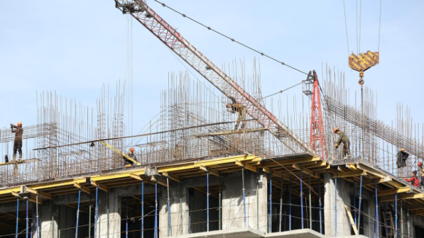 Алматинскую строительную компанию лишили лицензии за нарушения