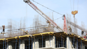 Алматинскую строительную компанию лишили лицензии за нарушения