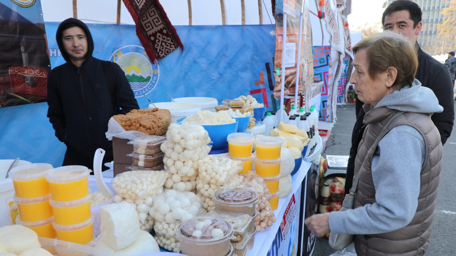 Свежие продукты и доступные цены: фермеры из ВКО порадовали алматинцев на еженедельной ярмарке