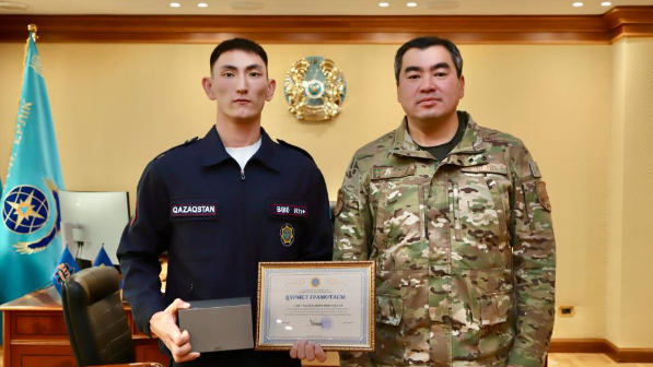 «Предотвратил трагедию»: В Астане наградили спасателя за проявленный героизм